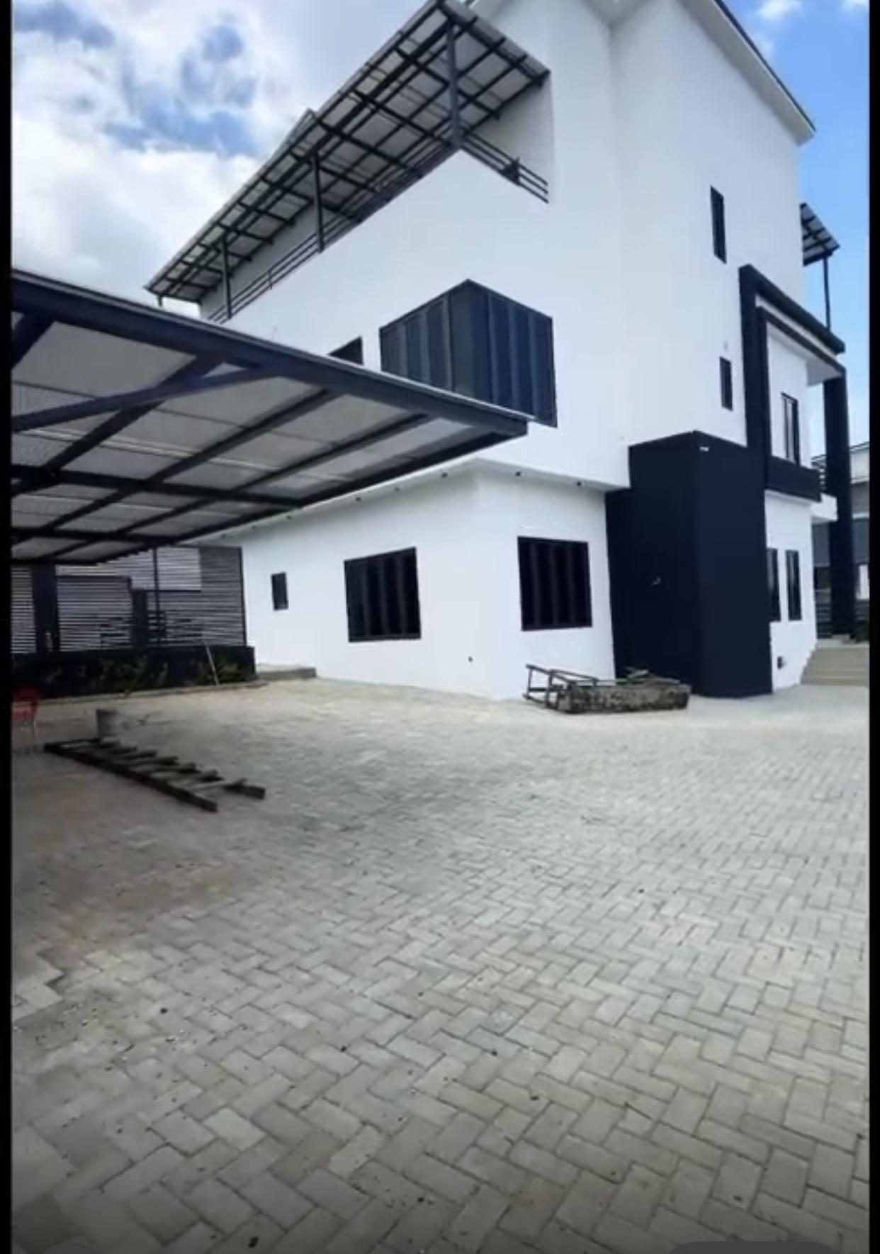 Luxury  5 bedrooms fully detached